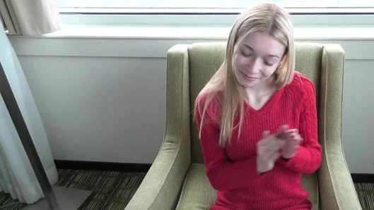 18 yaşına girdi - sarışın ince genç ilk pornosunu yapıyor