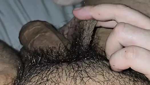 Füme saçlı üvey oğul yarak üvey anneden elle muamele çekiyor