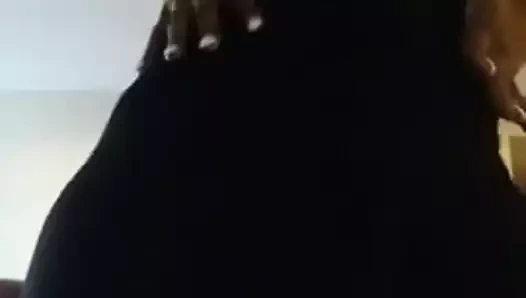 onun siyah elbisesinde