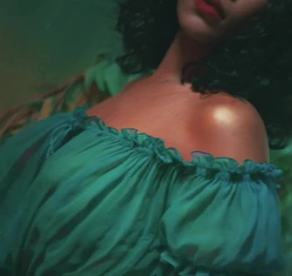 Bazı güzel ünlülerin göğüsleri