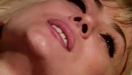 Büyük memeli sarışın orta yaşlı seksi kadın sert sikişten sonra döl yiyor