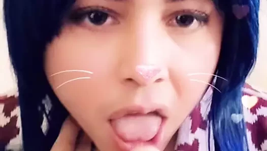 Kadın kılıklı seni eğitiyor ve sakso çekiyor