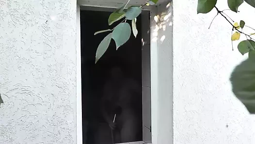 Dışarıda - genç komşu orta yaşlı seksi kadını duş alırken izliyor