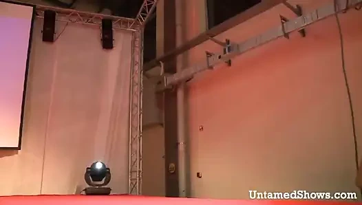 Seksi sürtük sahnede aşağı ve kirli alır