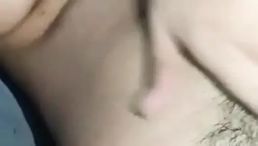 Hintli ateşli kız banyo yapıyor ve kendini parmaklıyor