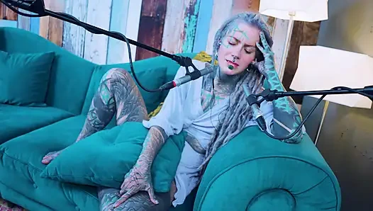 H hakkında konuşuyorum - mutluluk - asmr podcast sfw konuşuyor gotik sıska kız dreadlocks dövmeli model dövmeli kız