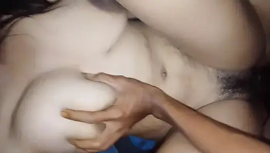 Odada çok ateşli bir kız