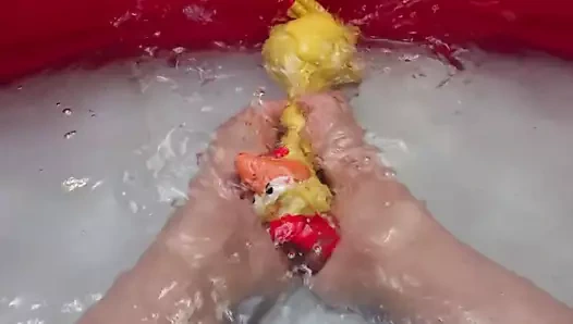 ayaklarımla suda oynamak