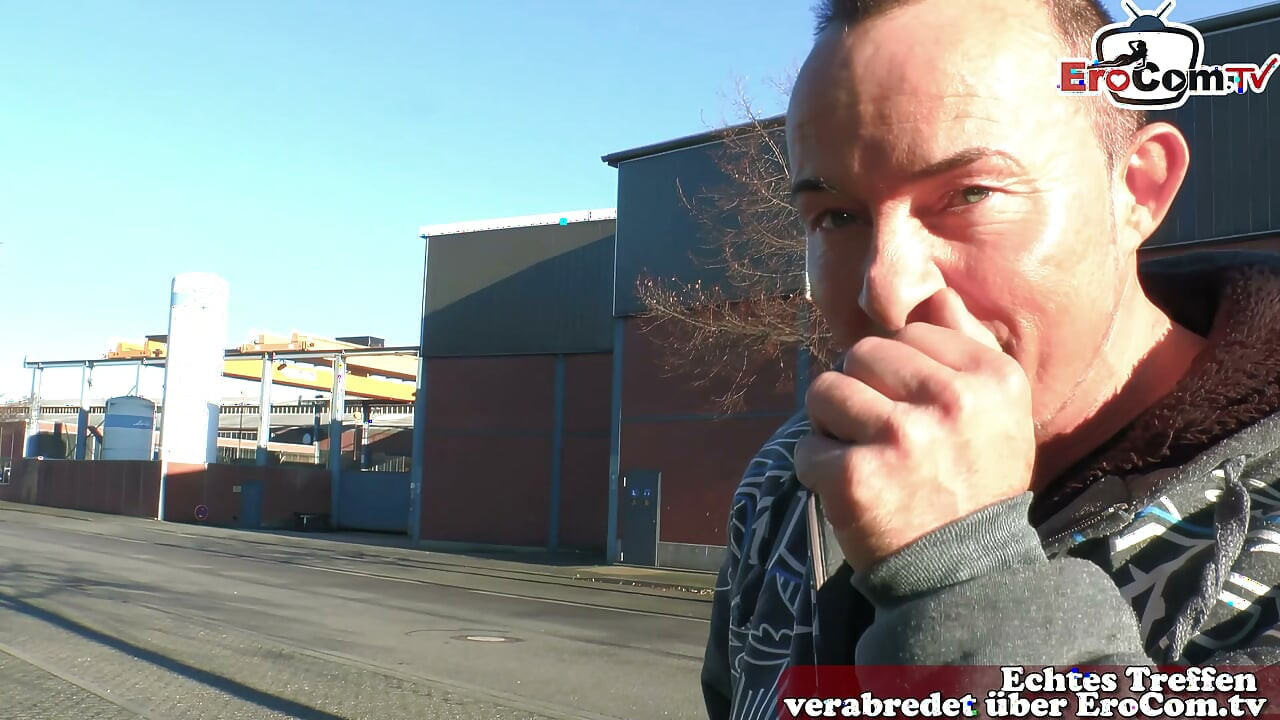 Sokakta tanışılan normal Alman kadın prezervatifle sikiliyor