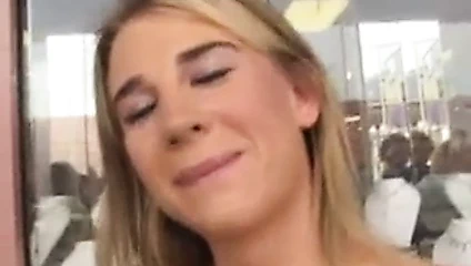 amatör MİLF alır 2 musluklar ve kırlangıçlar