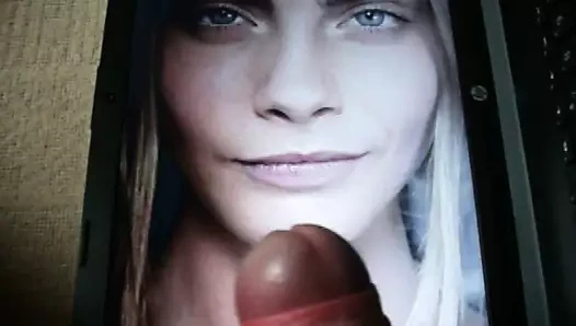 cara delevingne'e saygı duruşu
