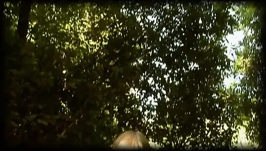 Güzel memeli azgın klasik orta yaşlı seksi kadın amında dildoyla klitorisine masaj yapıyor