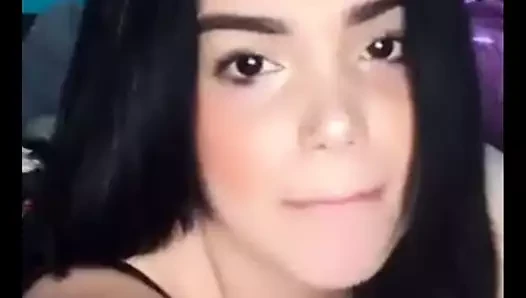 Moviendo su colita