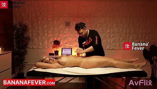 Şişman Çinli masaj terapisti beyaz orta yaşlı seksi kadını tam hizmet mutlu sonla baştan çıkarıyor
