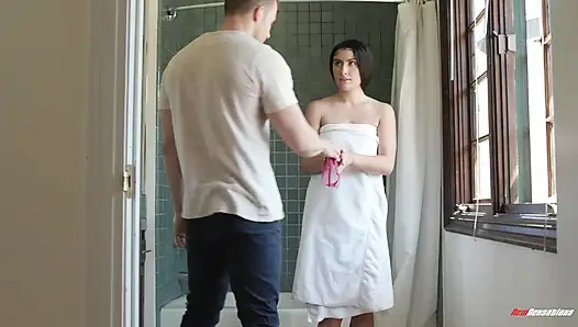 Üvey kız kardeş Angelina Red'in pembe külotu yarağı için sırılsıklam