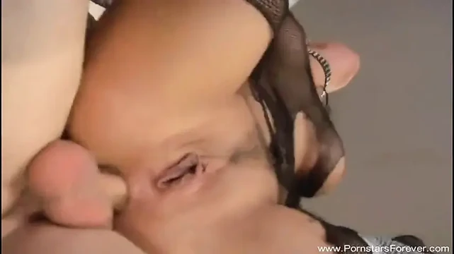Çarpıcı orta yaşlı seksi kadınlar sert grup sekste çifte sikiliyor