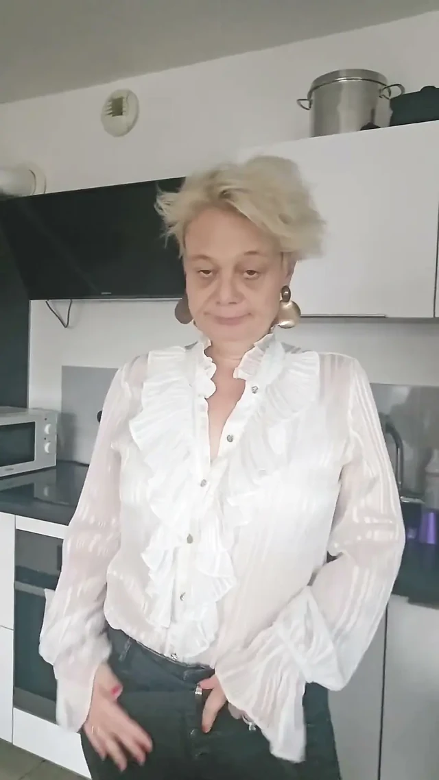 Alınmak istedim; Dildomla oynuyorum ve senin yarağın olduğunu hayal ediyorum