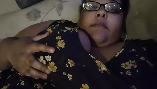 Göğüslerini gösteriyor