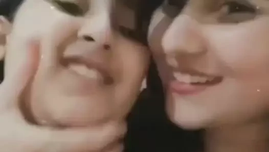 Kızlar öpüşüyor