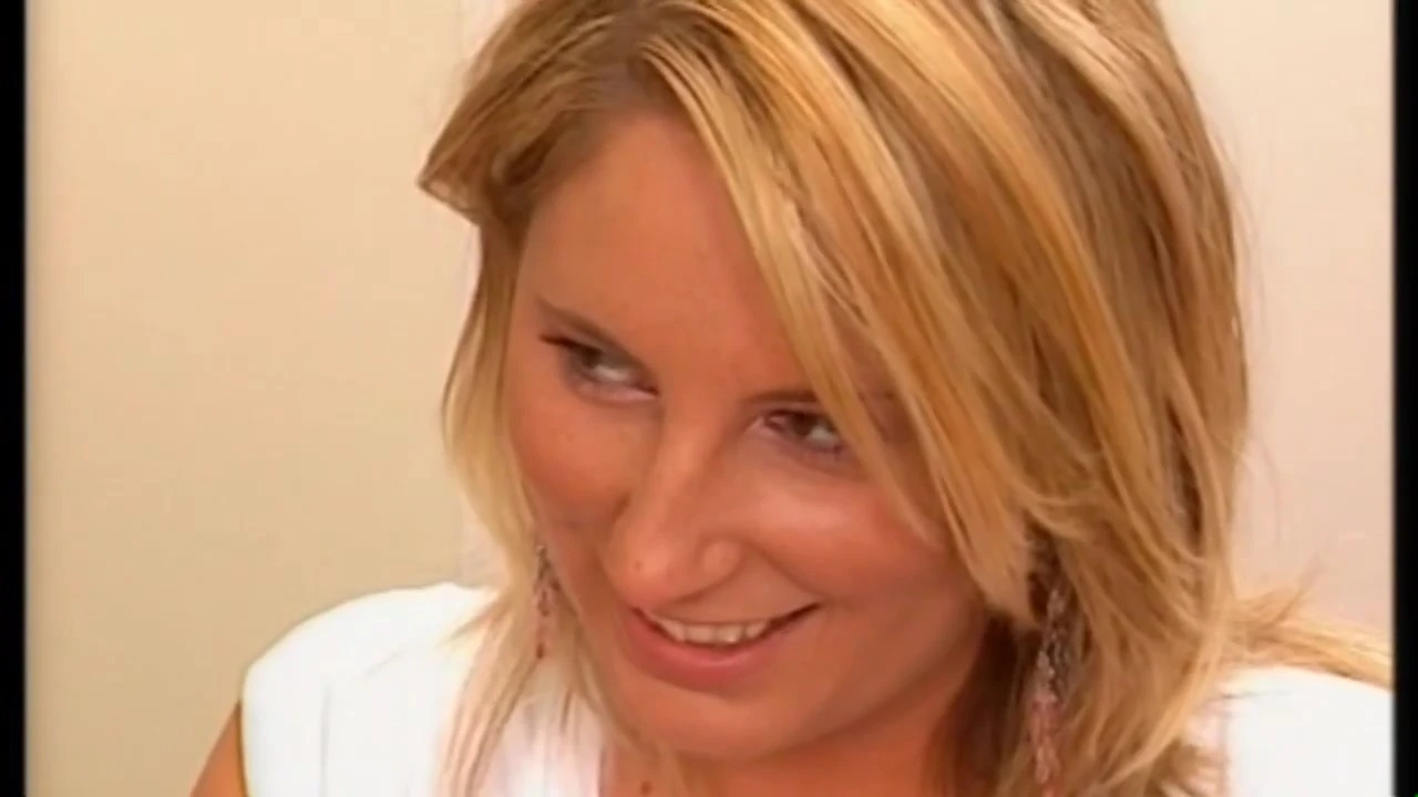 सेक्सी सुनहरे बालों वाली माँ बड़े प्राकृतिक स्तनों की रसोई की मेज पर सौतेले बेटे द्वारा चुदाई