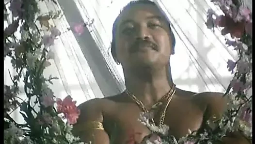 Aladin, cininin yardımıyla kadınları sikikleri!!