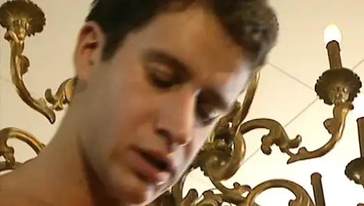 Büyük memeli bir esmerle çifte penetrasyon ve grup seks