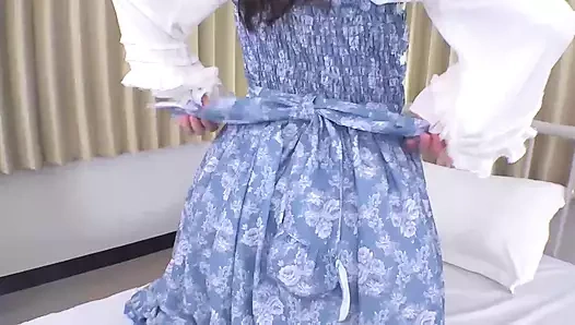 Külotunu okşuyorum ve giyinikken sikimi sokuyorum!