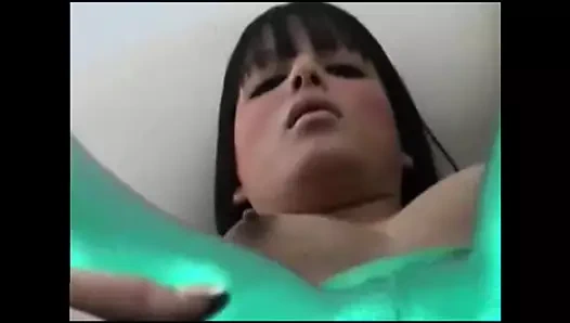 Parlak kırmızı pvc külotum çok sıkı