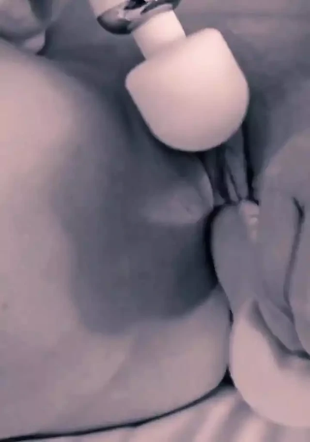 Açgözlülükle amcığımla oynuyorum ve dildo derinden gidiyor