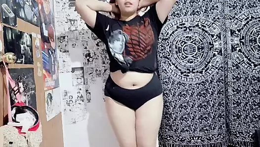 Büyük götlü şişman ve büyük doğal göğüslerimi gösteriyorum