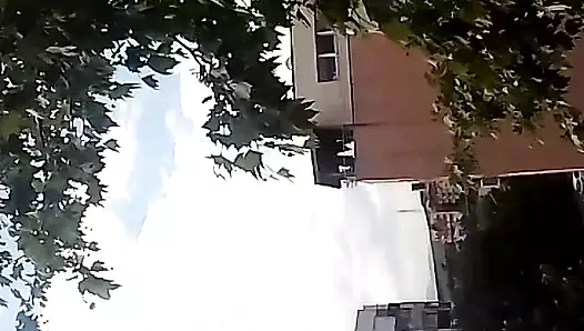 Terasta çıplak duruyorum