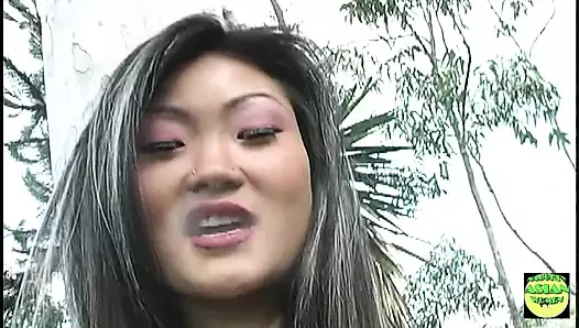 Sürtük Lucy Lee Asyalı göt deliğini gerdirirken sapık kırmızı iç çamaşırını giyiyor