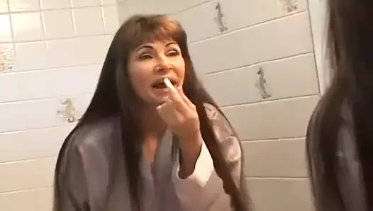 Yaşlı esmer alexandra jp'ye nasıl sikişeceklerini gösteriyor