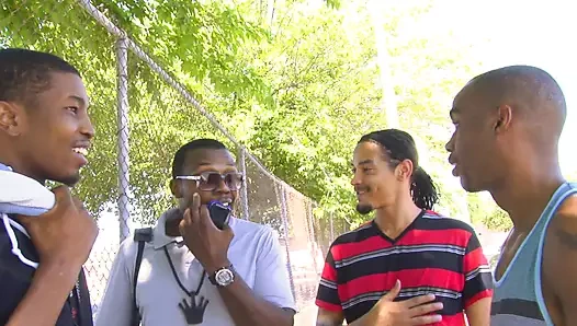 Ateşli genç kız grup seks yapıyor ve çok fazla yarak emiyor