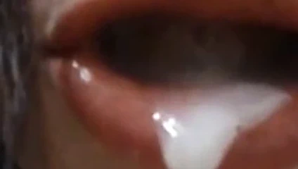 Oral seks ile yakın yukarı boşalmak yutmak