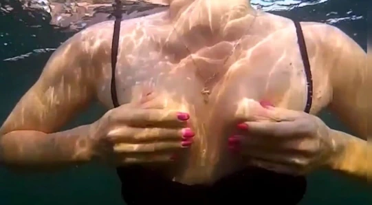 Su altında balık tutuyordum ama balık yerine bana kıllı amını gösteren seksi kızla tanıştım