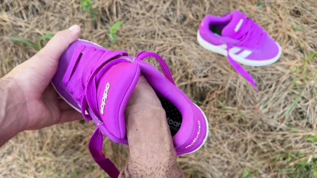 Karımın yeni pembe Adidas sneaker’ıyla parkta açık havada sikme ve boşalma. İlk boşalma ona