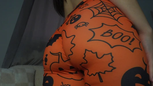 Hintli büyük götlü evli kadın cadılar bayramı tayt deve toynağı amcık yapıyor sonra mastürbasyon yapıyor ve büyük göğüsleriyle oynuyor