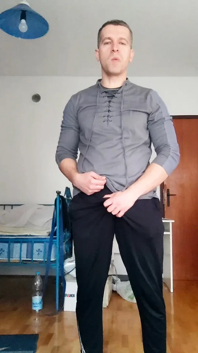 Dikey bakış açısı edepsiz konuşma - dilleme, oral seks ve boşalma - sözlü, kaslı baba