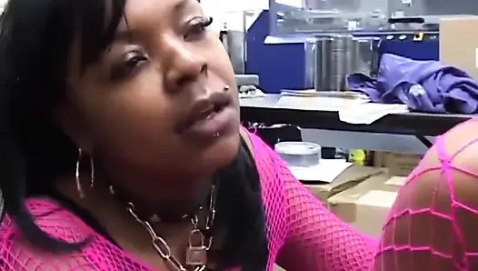 Seksi zenci kızlar ağızda büyük yarağı seviyor... sadece ağzına