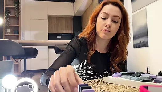 İnanılmaz derecede güzel tamamen doğal büyük memeli kızıl saçlı kısa bir etek giyiyor ve külotunu ve kirli ayaklarını gösteriyor