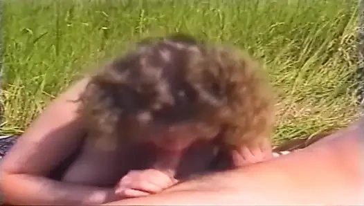 Azgın esmer hatunla açık havada vahşi seks parmaklıyor ve sikişiyor