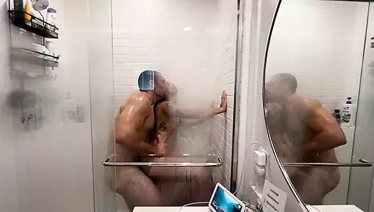 Duş mükemmel sabah seksine dönüştü