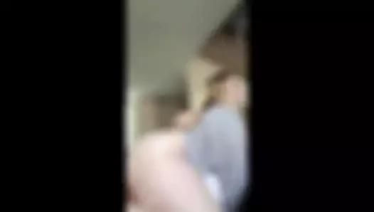 21 yaşındaki erkek arkadaşını aldatıyor