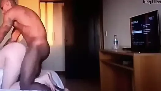 Ayaklarını bacaklarıma sığdırdı, bu yüzden ben onu becerirken aletim amından kaçmasın