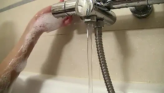 Sarışın fışkırtıyor ve götünde büyük yaraklar seviyor