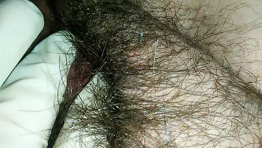 Kıllı orta yaşlı seksi kadın lateks eldivenlerle amını şımartıyor