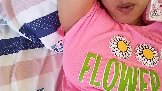 KARI!!  Aldatan kocasının onu sikmesini beklerken parmaklarını vajinasına sokuyor ve kremsi süt alıyor