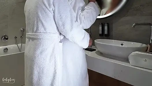 Kocam uzaktayken sevgilim beni duşta sert sikiyor