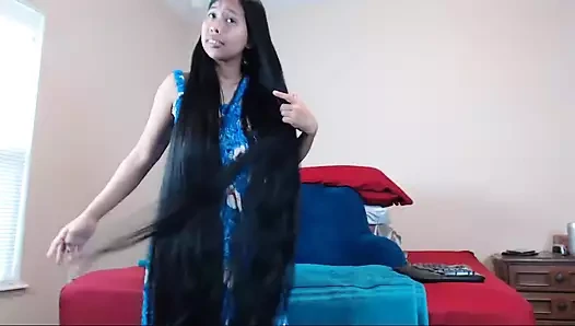 sevimli uzun saçlı asyalı striptiz ve saç oyunu